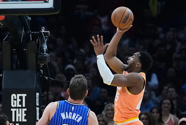 Cleveland Cavaliers guard Donovan Mitchell, right, shoots in front of Orlando Magic forward Moritz Wagner, left, in the second half of an NBA basketball game in Cleveland. - | Photo: AP/Sue Ogrocki