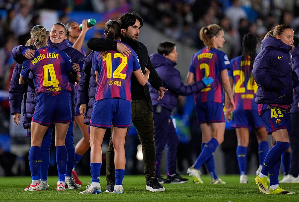 Barcelona's coach Pere Romeu greets his players after the women's Champions League quarterfinal first leg soccer match between Real Madrid and Barcelona in Madrid, Spain. - | Photo: AP/Manu Fernandez