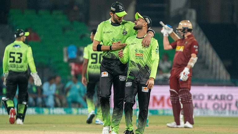 Shaheen Shah Afridi helping his Lahore Qalandar teammates during PSL 2026 clash against Hyderabad Kingsmen. - thepslt20/x