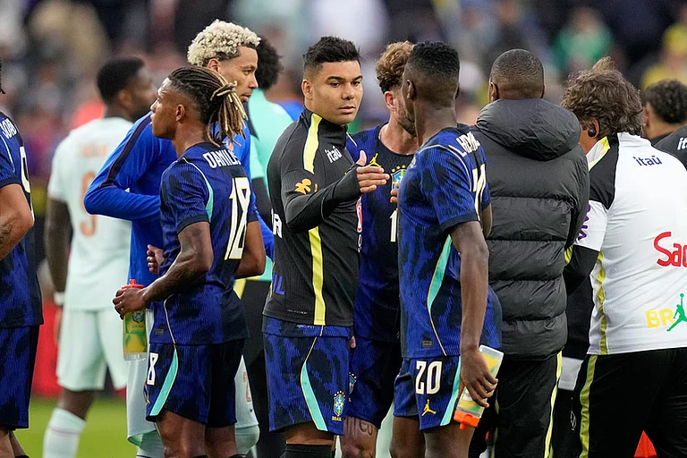Brazil's Casemiro, center, greets teammate Luiz Henrique as he leaves the field after the international friendly soccer match between Brazil and France in Foxborough, Mass. - | Photo: AP/Charles Krupa