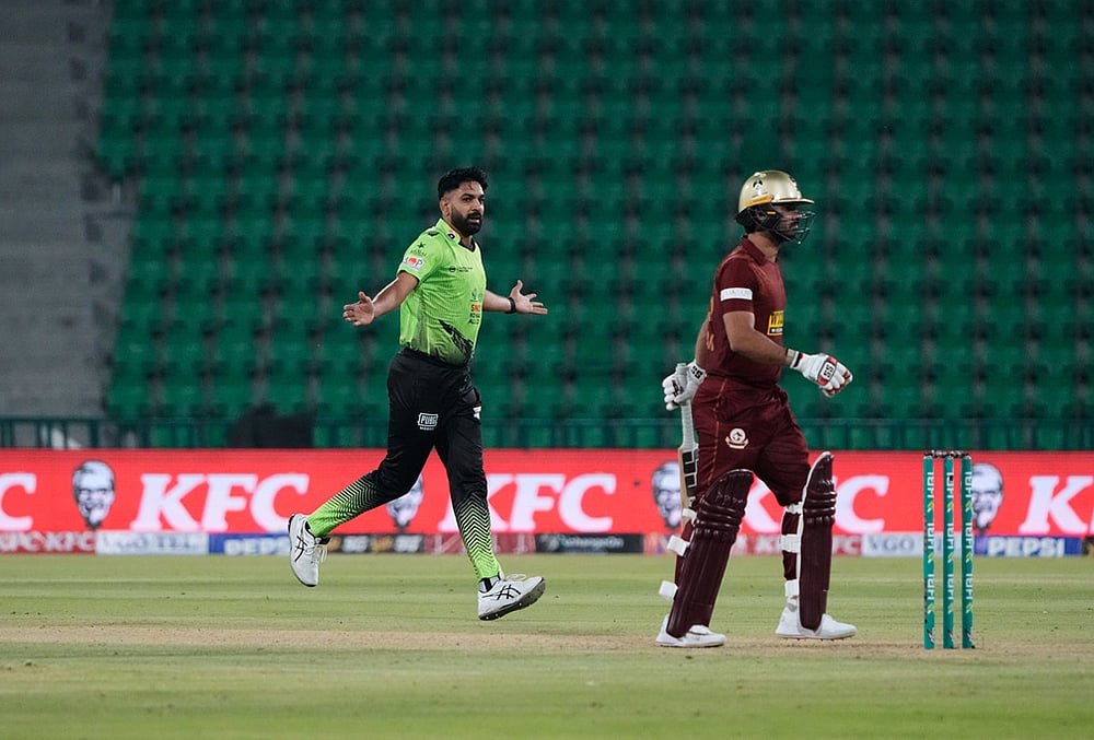 Lahore Qalandars' Haris Rauf, left, celebrates after taking the wicket of Hyderabad Kingsmen Hassan Khan, right, during the opening cricket match of the Pakistan Super League between Lahore Qalandars and Hyderabad Kingsmen, which taking place without spectators, in Lahore, Pakistan. - | Photo: AP/K.M. Chaudary