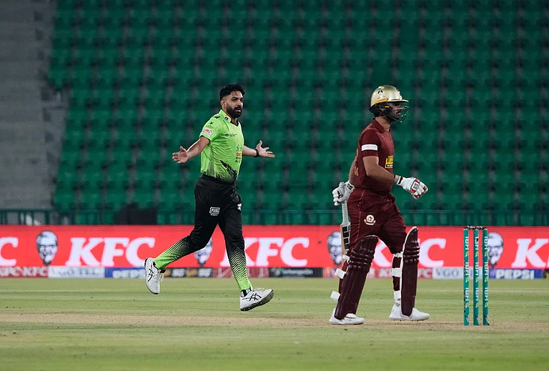 Lahore Qalandars' Haris Rauf, left, celebrates after taking the wicket of Hyderabad Kingsmen Hassan Khan, right, during the opening cricket match of the Pakistan Super League between Lahore Qalandars and Hyderabad Kingsmen, which taking place without spectators, in Lahore, Pakistan. - | Photo: AP/K.M. Chaudary