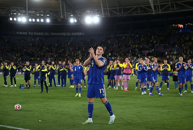 Sweden's Viktor Gyokeres applauds to supporters at the end of the World Cup playoff semifinal soccer match between Ukraine and Sweden in Valencia, Spain. - | Photo: AP/Alberto Saiz