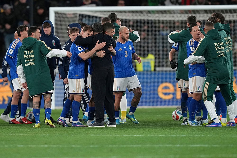 Italian and Northern Ireland players react after the World Cup qualifying play-off soccer match between Italy and Northern Ireland, in Bergamo, Italy. - | Photo: AP/Antonio Calanni