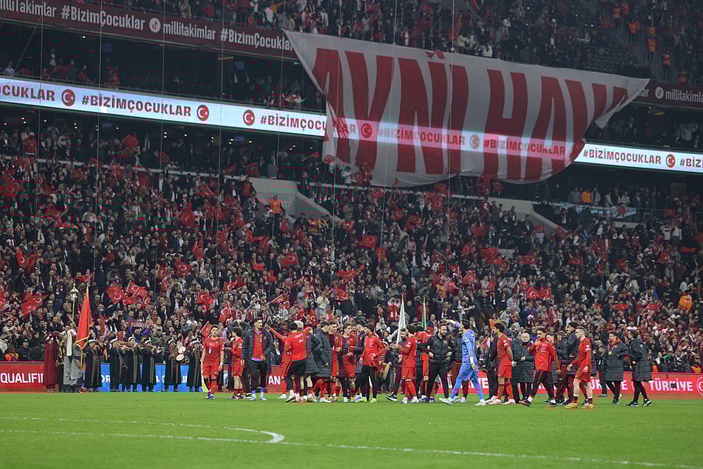 Turkey's players celebrate at the end of the 2026 World Cup playoff semifinal soccer match between Turkey and Romania, in Istanbul, Turkey. - | Photo: AP 