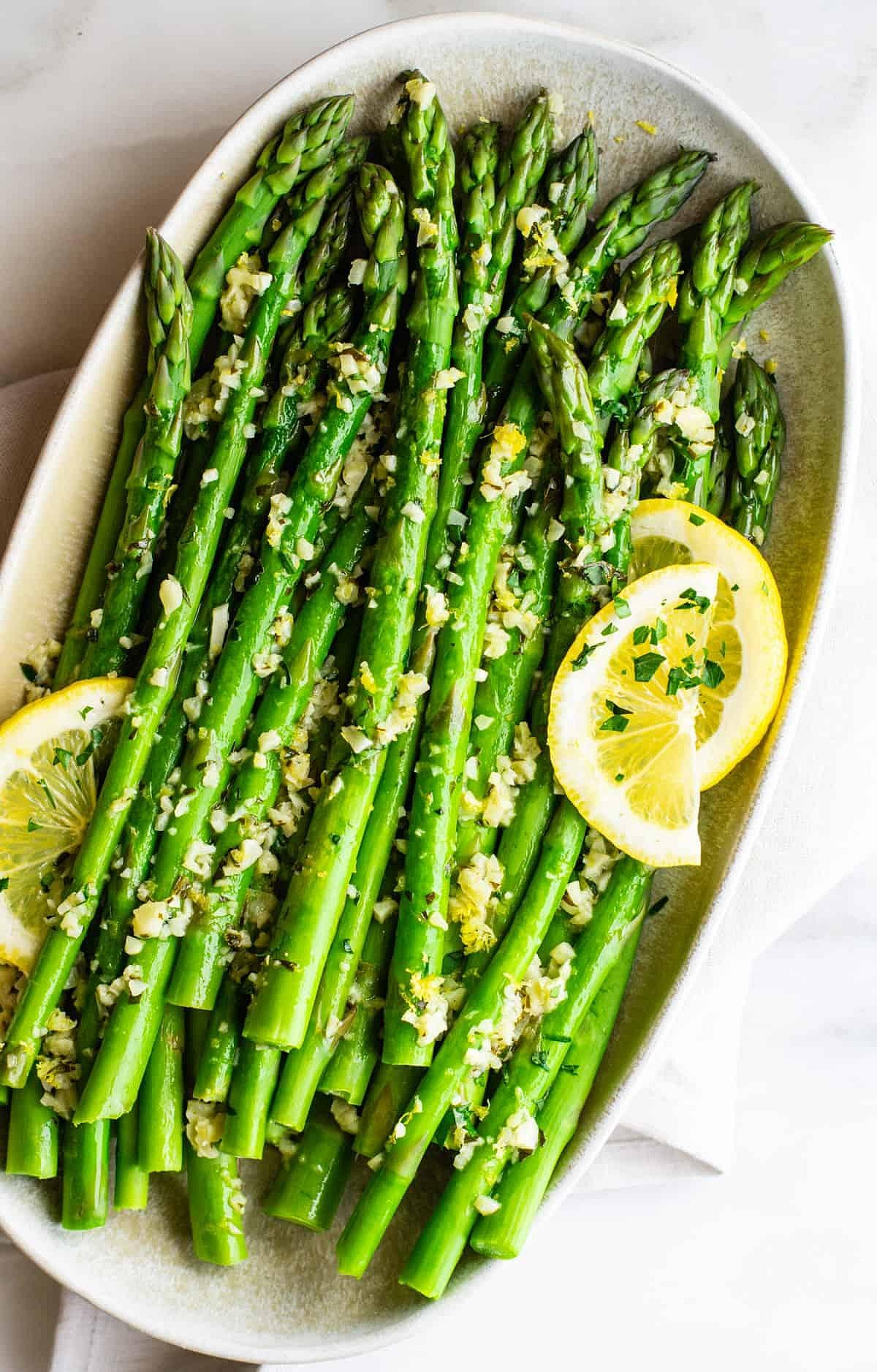 Lemon garlic asparagus with fresh lemon slices