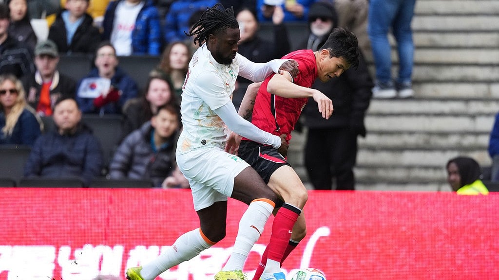 Ivory Coast's Evann Guessand, left, challenges South Korea's Kim Min-jae during their international friendly soccer match in Milton Keynes, England. - Photo: AP