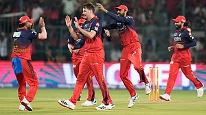 (AP Photo/Aijaz Rahi) : Royal Challengers Bengaluru's Jacob Duffy, center, celebrates with teammates the wicket of Sunrisers Hyderabad's Travis Head during the Indian Premier League cricket match between Royal Challengers Bengaluru and Sunrisers Hyderabad in Bengaluru, India, Saturday, March 28, 2026
