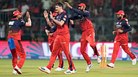 (AP Photo/Aijaz Rahi) : Royal Challengers Bengaluru's Jacob Duffy, center, celebrates with teammates the wicket of Sunrisers Hyderabad's Travis Head during the Indian Premier League cricket match between Royal Challengers Bengaluru and Sunrisers Hyderabad in Bengaluru, India, Saturday, March 28, 2026
