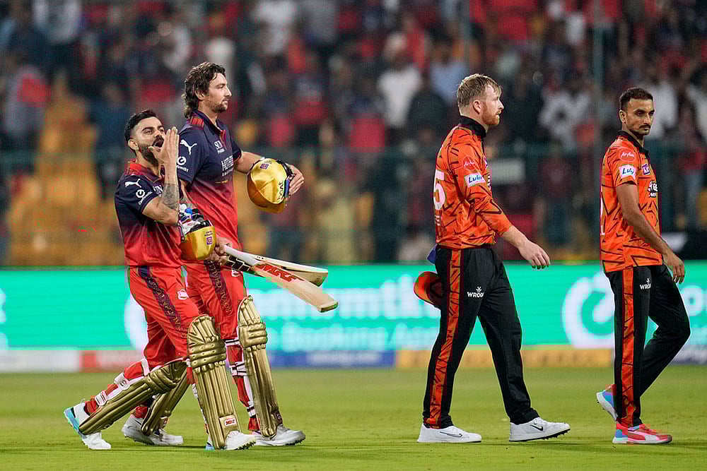 Royal Challengers Bengaluru's Virat Kohli, left, gestures to the fans as he walks out with teammate Tim David after winning the Indian Premier League cricket match against Sunrisers Hyderabad in Bengaluru, India, Saturday, March 28, 2026. () - | Photo: AP/Aijaz Rahi