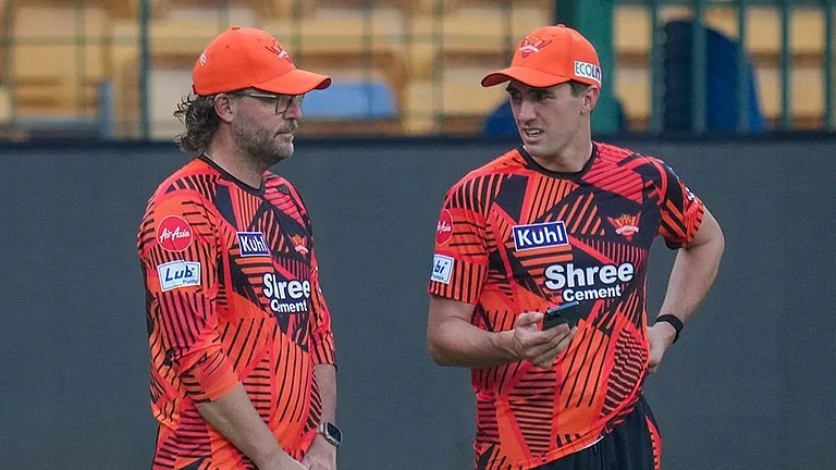 Sunrisers Hyderabad’s coach Daniel Vettori, left, and Pat Cummins during a practice session on the eve of the Indian Premier League (IPL) 2026 cricket match against Royal Challengers Bengaluru, at M Chinnaswamy Stadium in Bengaluru, Karnataka. - | Photo: PTI/Shailendra Bhojak