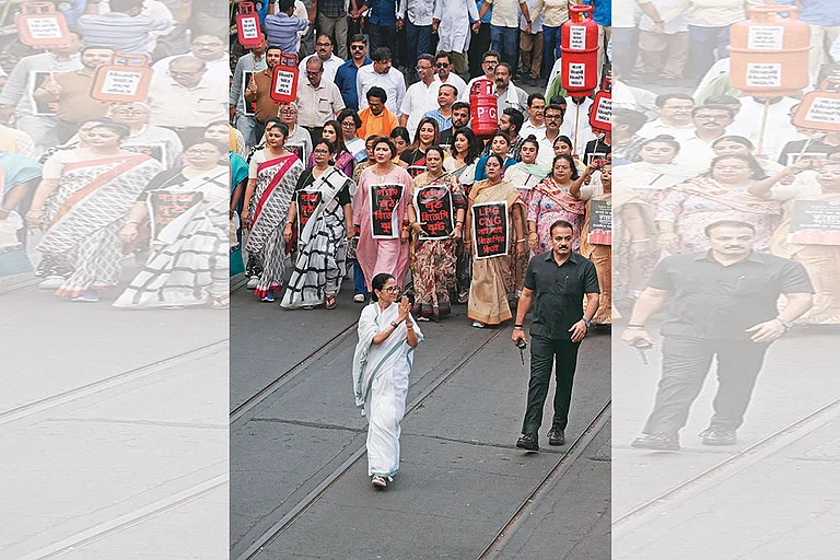 Demanding Answers: Mamata Banerjee at the LPG-CNG protest in Kolkata - | Photo: Sandipan Chatterjee
