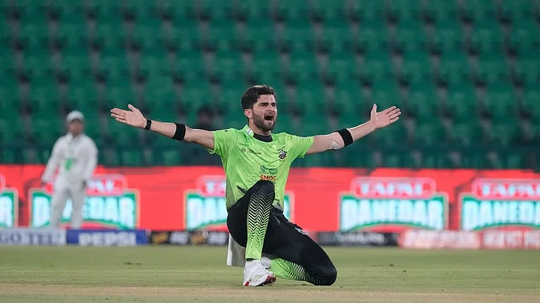 Lahore Qalandars' Shaheen Shah Afridi appeals unsuccessful LBW out of Hyderabad Kingsmen Saim Ayub during the opening cricket match of the Pakistan Super League between Lahore Qalandars and Hyderabad Kingsmen, which taking place without spectators, in Lahore, Pakistan. - | Photo: AP/K.M. Chaudary
