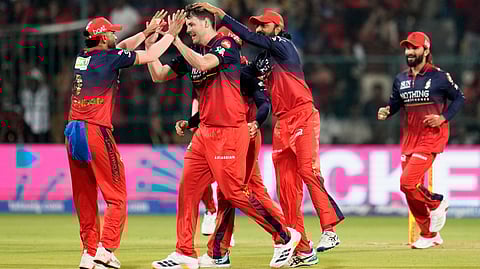Royal Challengers Bengaluru's Jacob Duffy, center, celebrates with teammates the wicket of Sunrisers Hyderabad's Travis Head during the Indian Premier League cricket match between Royal Challengers Bengaluru and Sunrisers Hyderabad in Bengaluru, India, Saturday, March 28, 2026.