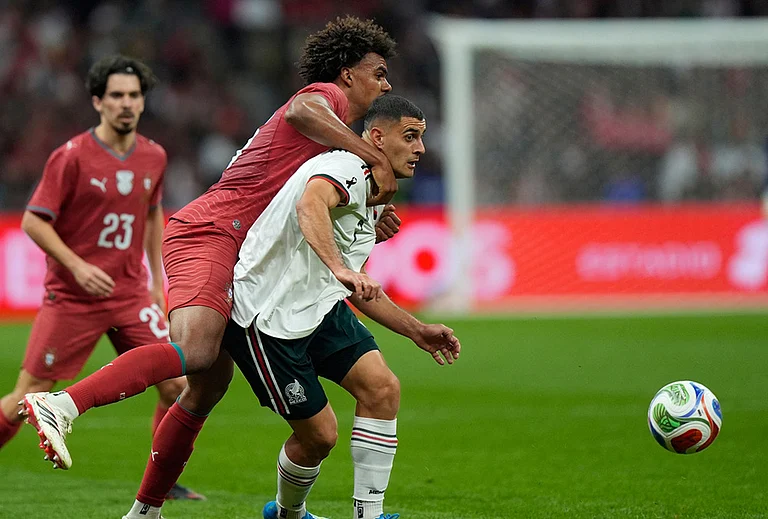 Mexico's German Berterame, right, is challenged by Portugal's Renato Veiga during the international friendly soccer match between Mexico and Portugal in Mexico City. - | Photo: AP/Fernando Llano