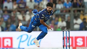 AP Photo/Rafiq Maqbool : Mumbai Indians' Shardul Thakur bowls a delivery during the Indian Premier League cricket match between Mumbai Indians and Kolkata Knight Riders in Mumbai, India, Sunday, March 29, 2026.