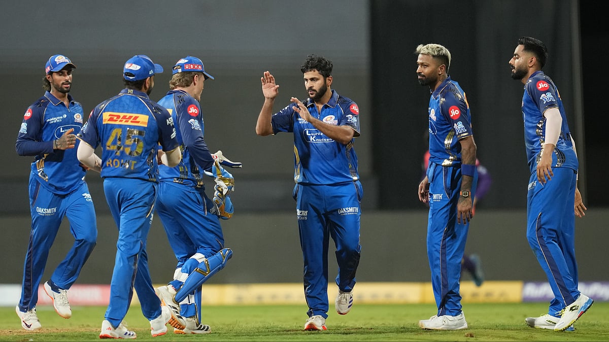 Mumbai Indians' Shardul Thakur, center, celebrate with teammates the wicket of Kolkata Knight Riders' captain Ajinkya Rahane during the Indian Premier League cricket match between Mumbai Indians and Kolkata Knight Riders in Mumbai, India, Sunday, March 29, 2026.  - | Photo: AP/Rafiq Maqbool