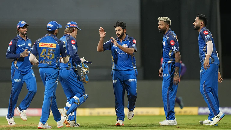 Mumbai Indians' Shardul Thakur, center, celebrate with teammates the wicket of Kolkata Knight Riders' captain Ajinkya Rahane during the Indian Premier League cricket match between Mumbai Indians and Kolkata Knight Riders in Mumbai, India, Sunday, March 29, 2026. - | Photo: AP/Rafiq Maqbool