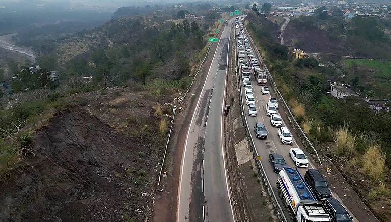 An aerial view of Manali with a long queue of vehicles moving towards the Manali on the Chandigarh-Manali Highway, in Kullu, Himachal Pradesh. - IMAGO / ANI News