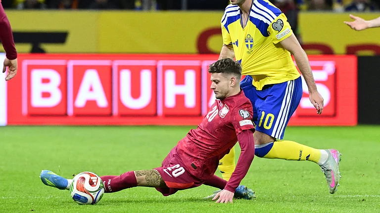 Poland's Sebastian Szymanski and Sweden's Benjamin Nygren during a World Cup qualifying playoff final soccer match between Sweden and Poland in Stockholm, Tuesday, March 31, 2026. - (Pontus Lundahl/TT via AP)
