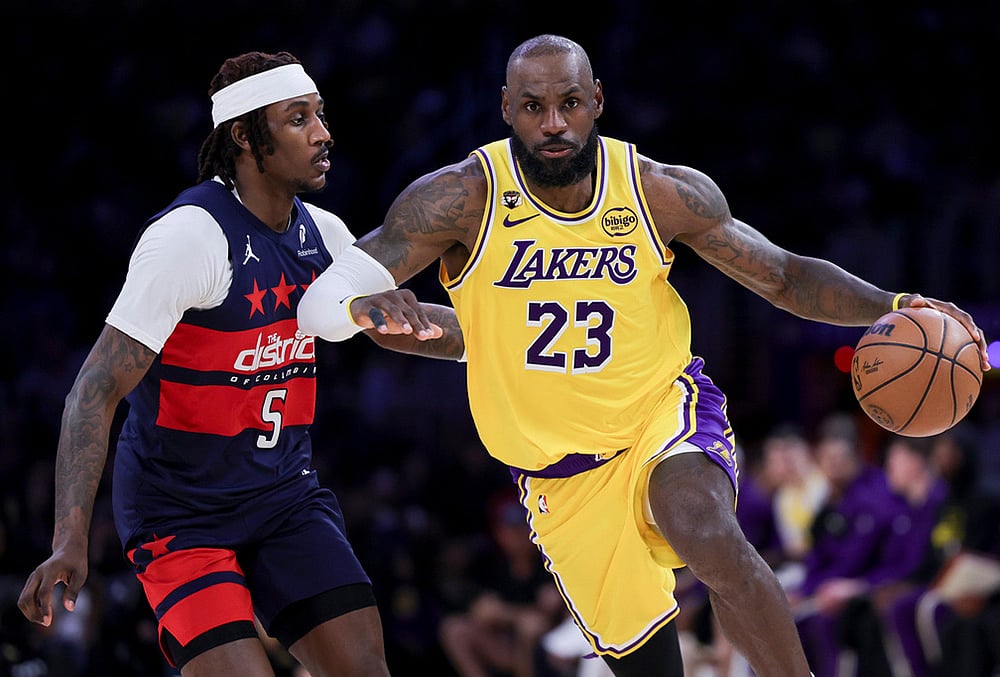 Los Angeles Lakers forward LeBron James, right, drives against Washington Wizards guard Jamir Watkins during the second half of an NBA basketball game in Los Angeles.  - | Photo: AP/Ryan Sun