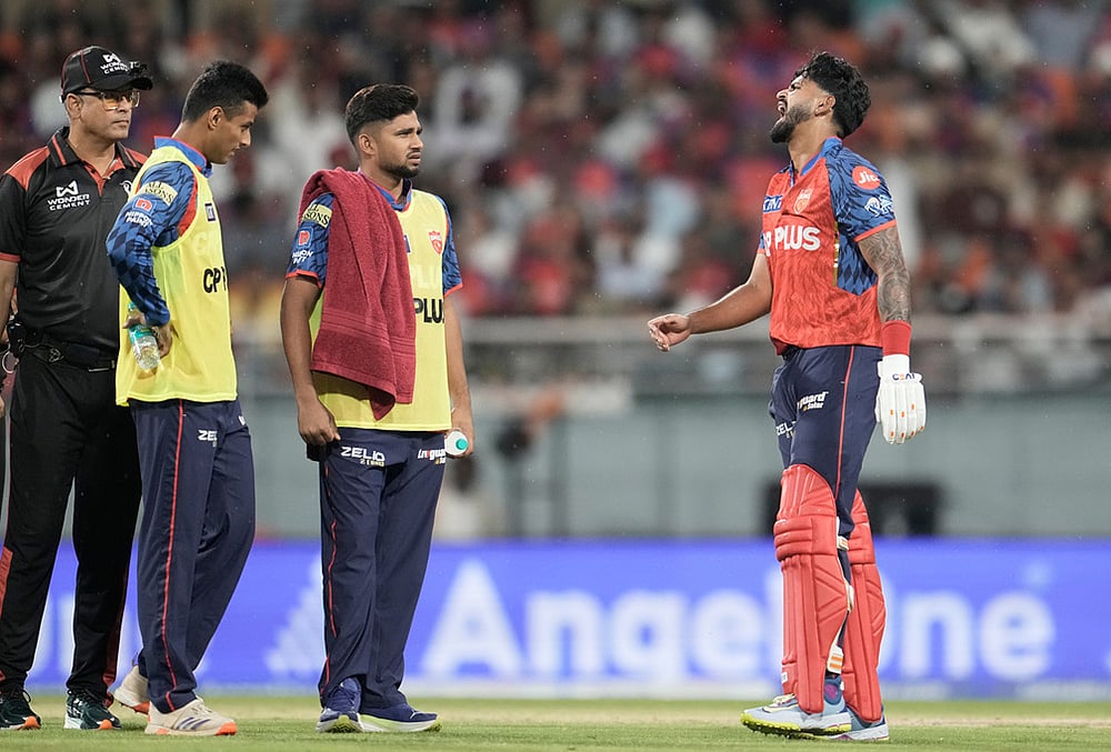 Shreyas Iyer Injury Scare photos-