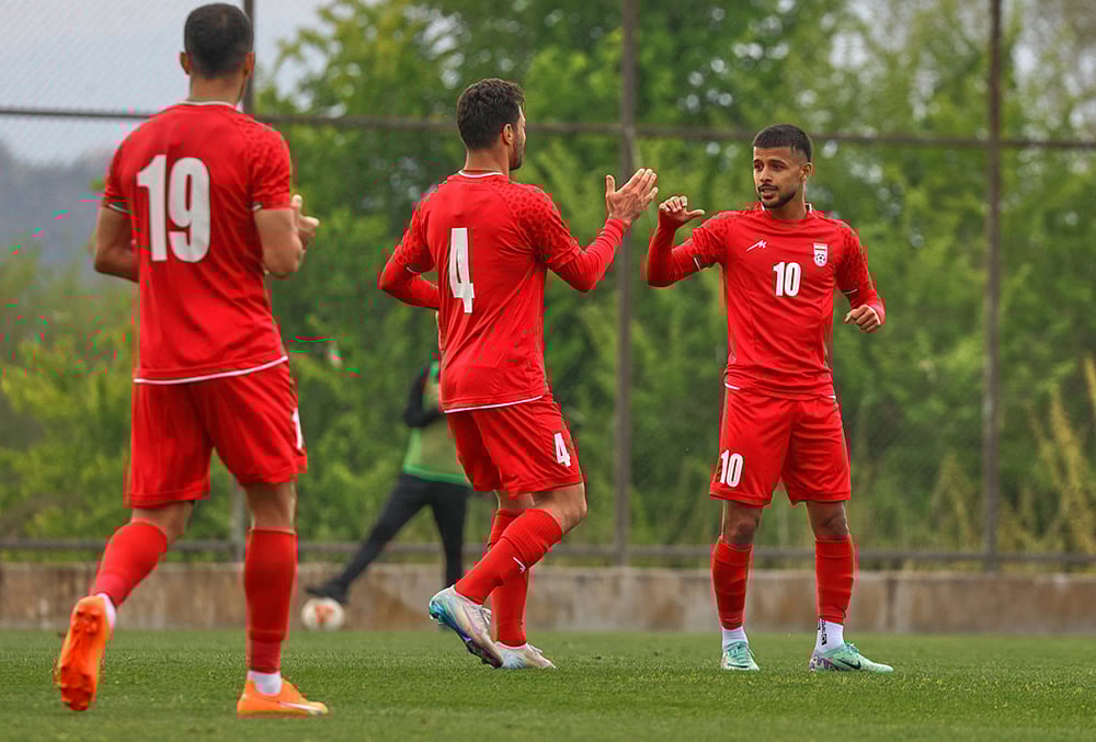Iran's Mehdi Ghayedi, right, celebrates with teammates their side's fifth goal during a friendly soccer match between Iran and Costa Rica, in Antalya, southern Turkey. - | Photo: AP/Riza Ozel