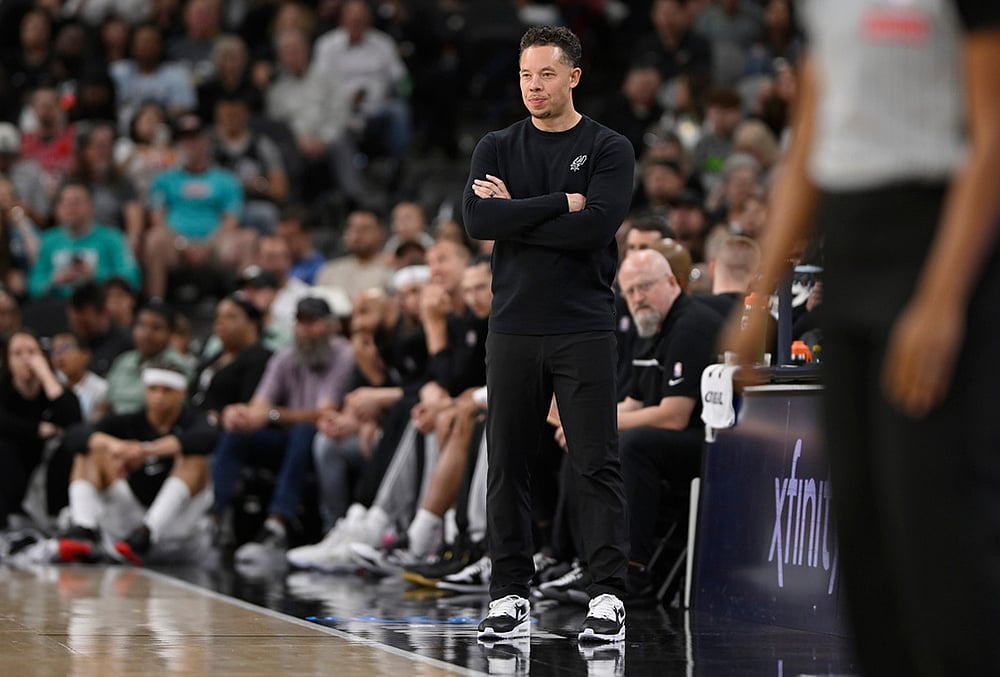 San Antonio Spurs Vs Chicago Bulls nba basketball-Spurs head coach Mitch Johnson