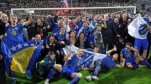 AP Photo : Bosnia players celebrate after winning a penalty shootout at the end of the World Cup qualifying playoff final soccer match between Bosnia and Italy in Zenica, Bosnia, Tuesday, March 31, 2026.