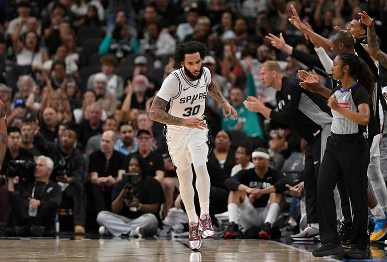 San Antonio Spurs forward Julian Champagnie (30) celebrates after a 3-point basket during the second half of an NBA basketball game against the Chicago Bulls in San Antonio. - | Photo: AP/Darren Abate