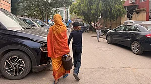 Photo: Mrinalini Dhyani : Those who once relied on informal local vendors to refill small cylinders for as little as Rs 90 per kilogram now find both supply and affordability slipping out of reach.