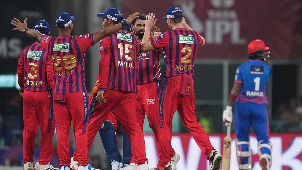 Lucknow Super Giants' Mohammed Shami, center without cap, celebrates with teammates the dismissal of Delhi Capitals' KL Rahul, right, during the Indian Premier League cricket match between Lucknow Super Giants and Delhi Capitals in Lucknow, India. - | Photo: AP/Manish Swarup