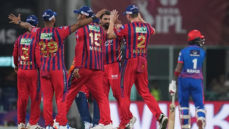 Lucknow Super Giants' Mohammed Shami, center without cap, celebrates with teammates the dismissal of Delhi Capitals' KL Rahul, right, during the Indian Premier League cricket match between Lucknow Super Giants and Delhi Capitals in Lucknow, India. - | Photo: AP/Manish Swarup