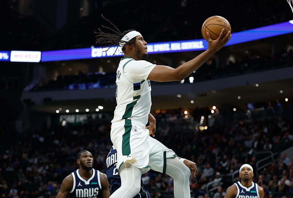 Milwaukee Bucks Vs Dallas Mavericks NBA game-Myles Turner