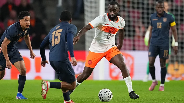 Ecuador's Pedro Vite guards Netherlands' Lutsharel Geertruida during a friendly soccer match between the Netherlands and Ecuador in Eindhoven, Netherlands, Tuesday, March 31, 2026. - | Photo: AP/Peter Dejong