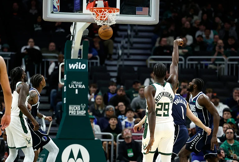 Milwaukee Bucks forward Alex Antetokounmpo (29) makes a free throw during the second half of an NBA basketball game against the Dallas Mavericks in Milwaukee. - | Photo: AP/Jeffrey Phelps