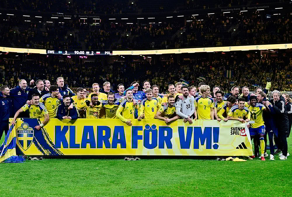 Sweden players and staff celebrate qualifying for the World Cup after a World Cup qualifying playoff final soccer match between Sweden and Poland in Stockholm. - | Photo: Jonas Ekstromer/TT via AP
