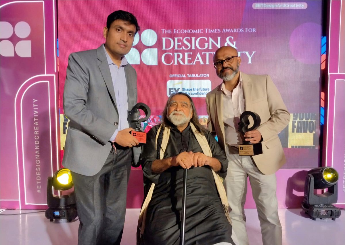 Mayabious group leadership receiving the award