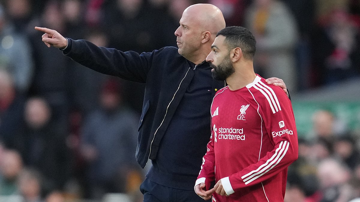 Liverpool's manager Arne Slot talks to Mohamed Salah during the Premier League soccer match between Liverpool and Tottenham in Liverpool, England, Sunday, March 15, 2026. - | Photo: AP/Jon Super
