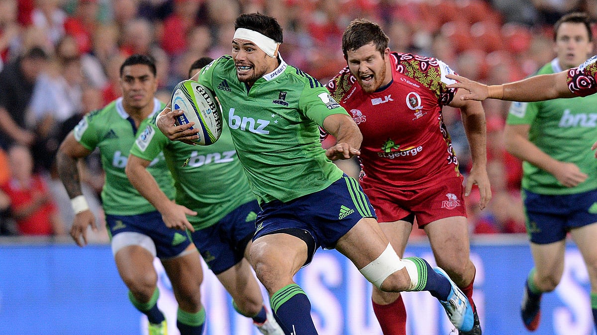 Highlanders player Shane Christie, center, gets into space during the Round 16 Super Rugby match between the Queensland Reds and the Highlanders at Suncorp Stadium in Brisbane, Australia on May 30, 2014. - (Dave Hunt/AAP Image via AP)