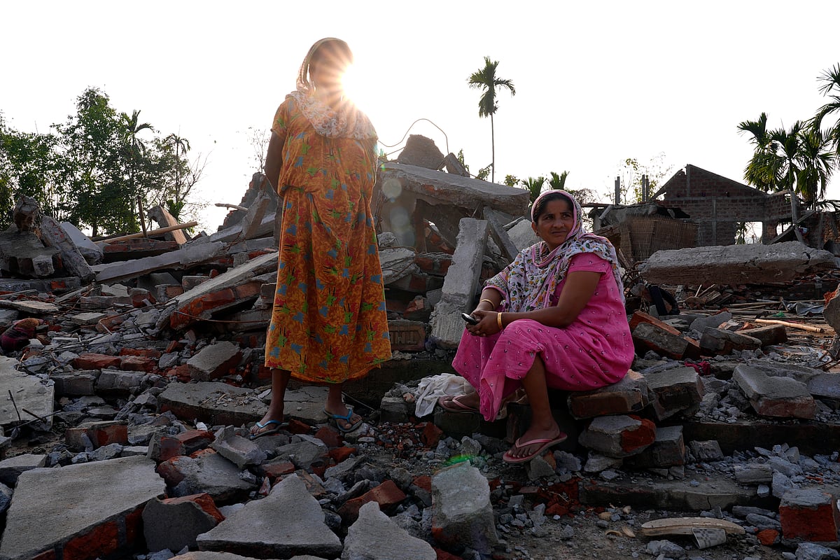 Rasila and Rani from Andherjuli stand brfor eteir demolished house  - SURESH K PANDEY