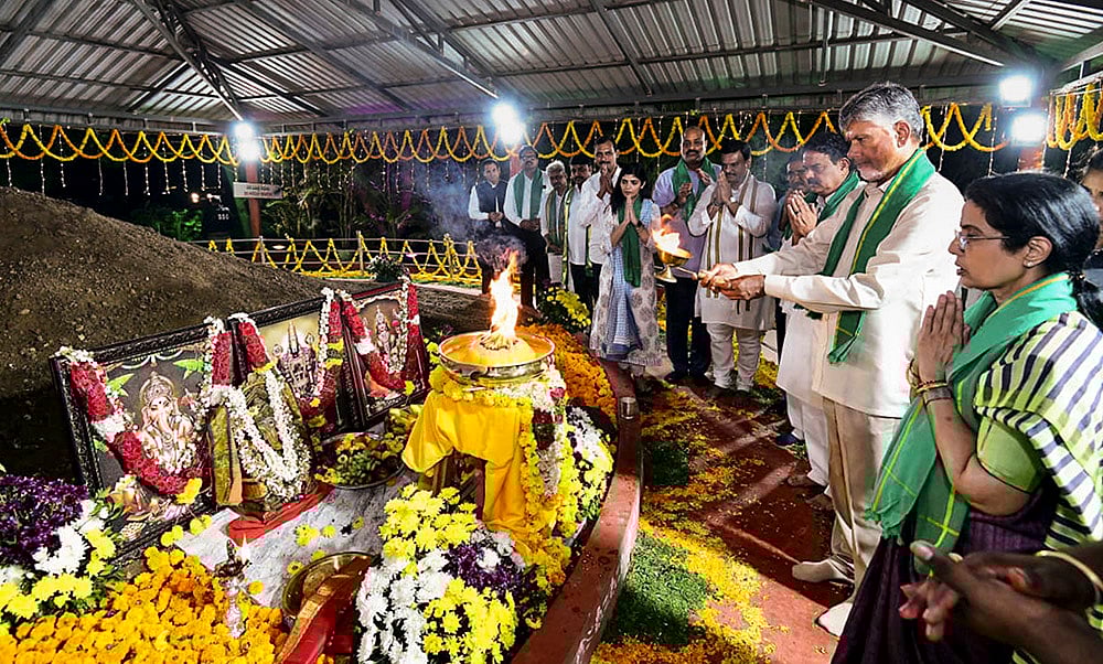Chandrababu Naidu in Undavalli
