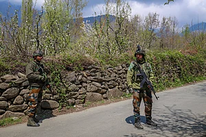 IMAGO / NurPhoto : Army soldiers guard a road leading to the site of a gun battle in Arihama, approximately 30 kilometers northeast of Srinagar, Jammu and Kashmir, on April 1, 2026.