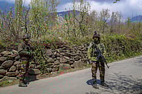 IMAGO / NurPhoto : Army soldiers guard a road leading to the site of a gun battle in Arihama, approximately 30 kilometers northeast of Srinagar, Jammu and Kashmir, on April 1, 2026. 