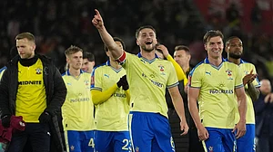 AP Photo/Dave Shopland : Southampton's team players celebrate after the English FA Cup quaterfinal soccer match between Southampton and Arsenal in Southampton, England, Saturday, April 4, 2026.