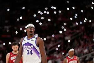 | Photo: AP/Karen Warren : Utah Jazz center Oscar Tshiebwe (34) walks on the court with fans holding up their cell phone flashlights during a timeout during the second half of an NBA basketball game against the Houston Rockets, in Houston.