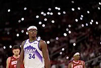| Photo: AP/Karen Warren : Utah Jazz center Oscar Tshiebwe (34) walks on the court with fans holding up their cell phone flashlights during a timeout during the second half of an NBA basketball game against the Houston Rockets, in Houston.