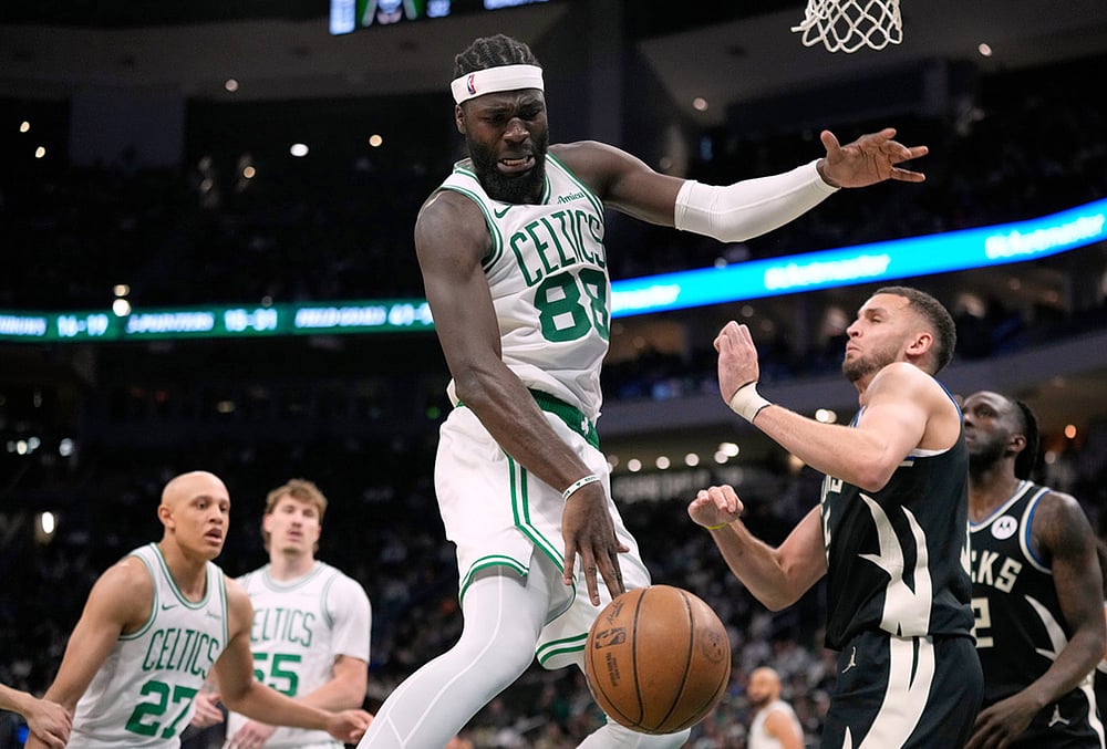 Boston Celtics' Neemias Queta (88) loses control of the ball against Milwaukee Bucks' Pete Nance during the second half of an NBA basketball game in Milwaukee. - | Photo: AP/Aaron Gash