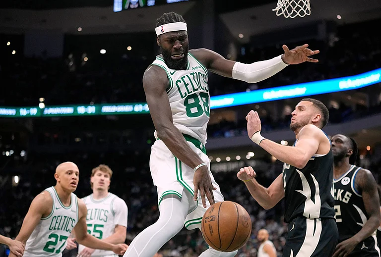 Boston Celtics' Neemias Queta (88) loses control of the ball against Milwaukee Bucks' Pete Nance during the second half of an NBA basketball game in Milwaukee. - | Photo: AP/Aaron Gash
