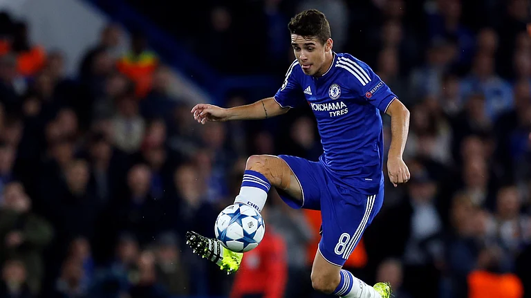 Chelsea's Oscar controls the ball during the Champions League group G soccer match between Chelsea and Maccabi Tel-Aviv at Stamford Bridge stadium in London, Wednesday, Sept. 16, 2015. - (AP Photo/Frank Augstein, File)